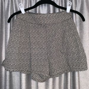 Black & white American Eagle shorts